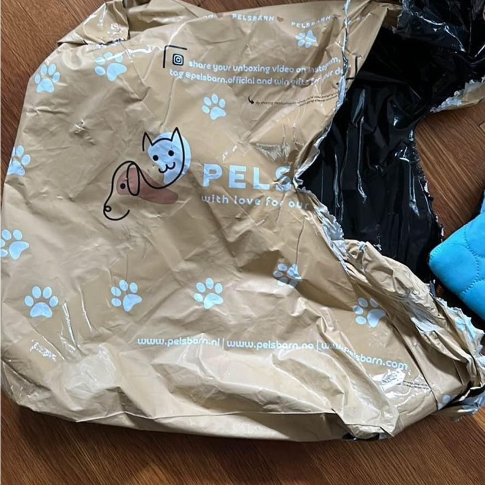 Pelsbarn large cooling bed. Never used.